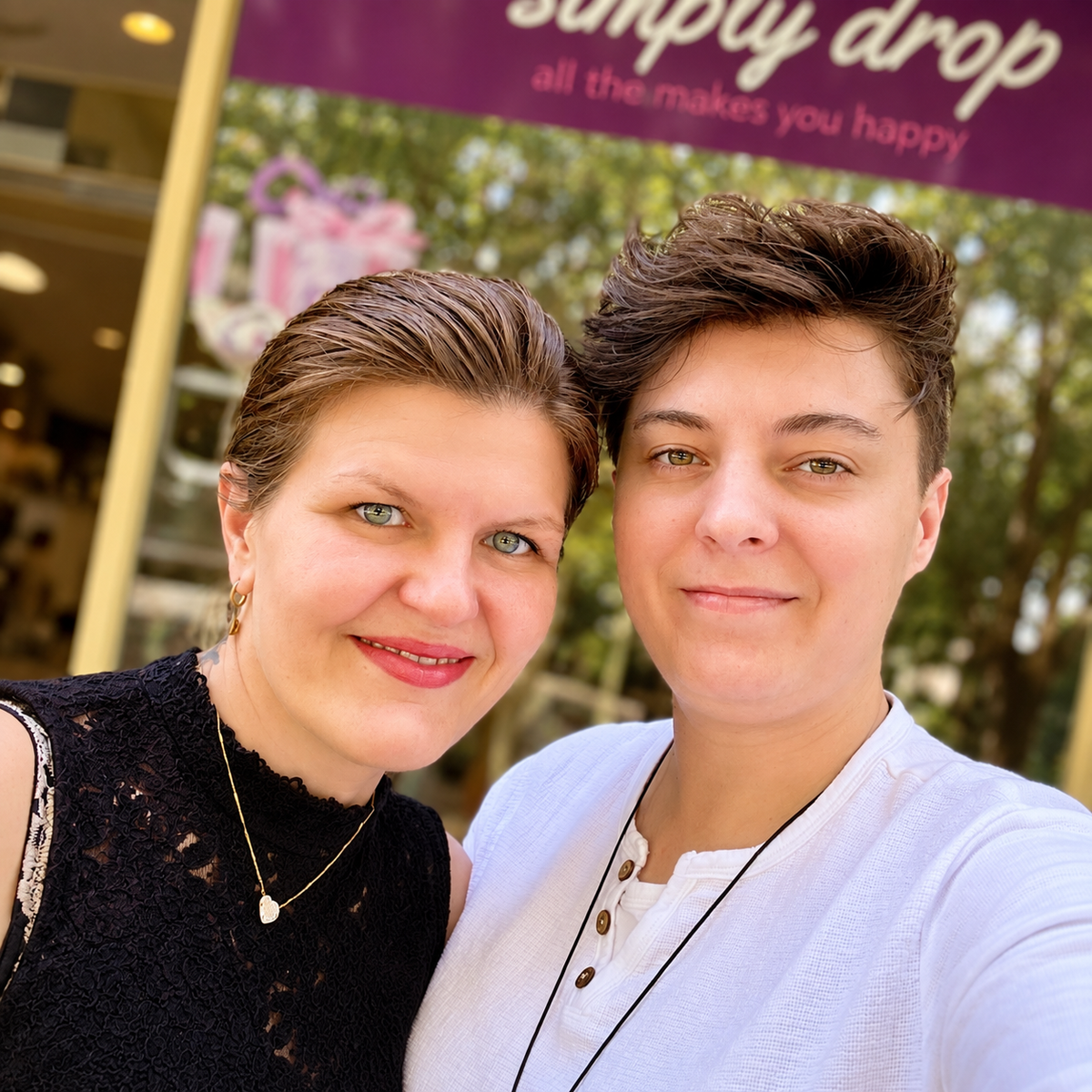 Bianca und Julia vor dem simply-drop-Laden in Trostberg