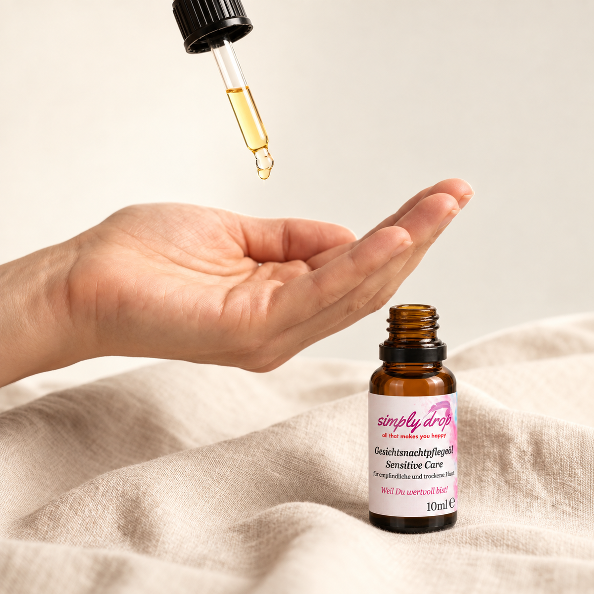 Gesichtsnachtpflegeöl Sensitive Care 10 ml Pipette in der Anwendung