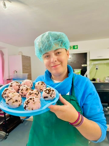 Bianca bei der Herstellung ihrer Produkte