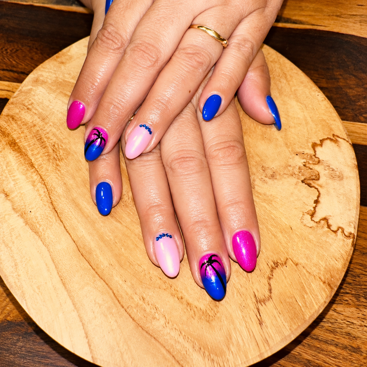 Handmodellage mit farbigem Naildesign bei simply drop